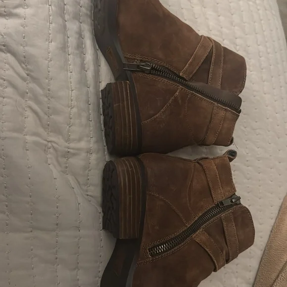 Born booties in great condition. Worn maybe once - Picture 4 of 8